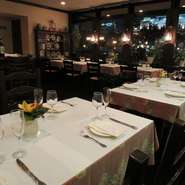 スペイン各地で修業を重ねたシェフのお料理。なにわの名工を受賞するなど、お味はお墨付き。各駅から最寄ながら、土佐堀川を望みライトアップも楽しめるゆったりとした空間。コース料理など、お気軽にご相談を。