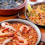 スペインでのパスタパエリァコンテスト優勝、なにわの名工受賞など、お味はお墨つき。関西を代表するスペイン料理店です。本格伝統料理のほか、スペインの高品質ワインも多数ございます。
