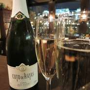 スペインでのコンテストで優勝経験もあるシェフのお料理の数々。
アラカルトのほか、オリジナルコースでのご用意もできます。（7500円～12000円）
また、コースのデザートには無料にてメッセージもお入れできます。