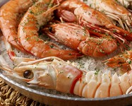 天使の海老やスカンピ海老などなどをハーブ風味の岩塩でオーブン焼き。焼き上げの香りがたまりません。