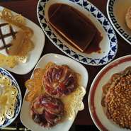 どこか懐かしい味わいの伝統菓子たち。スイーツ好きさんには、ワゴンから色々選べるデザートもお勧め。