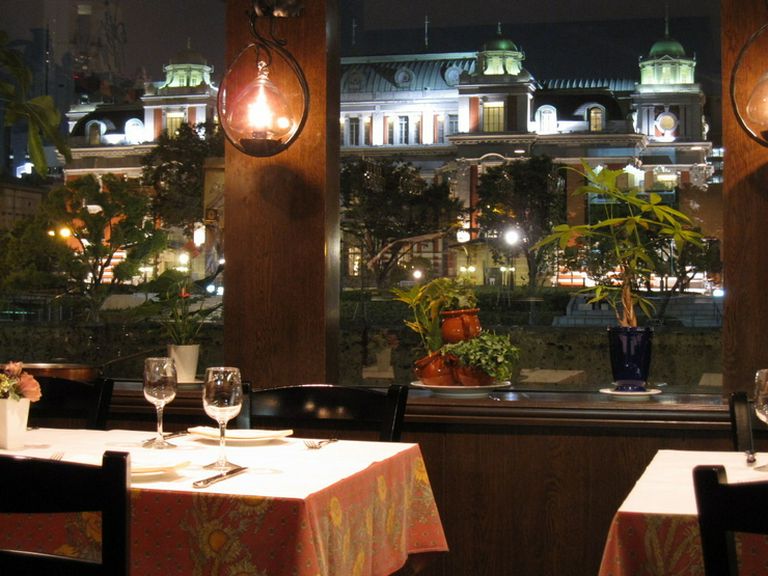 中之島公会堂のライトアップを眺めながら