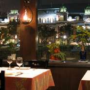 ゆったり時間の流れる中之島。駅から5分という立地を忘れるほどの上質空間で絶景を眺めながら、舌鼓。