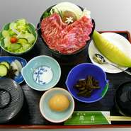 小さめの鍋でいただく独り占めすき焼きです。当店秘伝の割り下が自慢の品です。