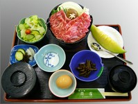 小さめの鍋でいただく独り占めすき焼きです。当店秘伝の割り下が自慢の品です。