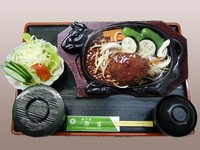 煮え立つソースの香りがたまらないボリュームたっぷりのハンバーグ。熱々の鉄板をお席までお届けします。