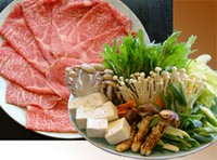 大きい御鍋を2人～5人で囲んで召し上がっていただけます。ご予算に合わせてお作り致します。ご飯・香物付