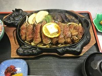旨みの強い松阪牛ヒレ肉は、ほどけるような繊維質で驚くほど柔らかい！ご予算に応じて、注文を受けてからお肉を切り出しております。（ご飯・サラダ付き）