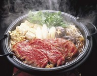 大きい御鍋を2人～5人で囲んで召し上がっていただけます。ご飯・香物付