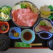 松阪牛の陶板焼を特製おろしポン酢で召し上がっていただきます。お造りも付いてこのお値段！