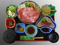 松阪牛の陶板焼を特製おろしポン酢で召し上がっていただきます。お造りも付いてこのお値段！