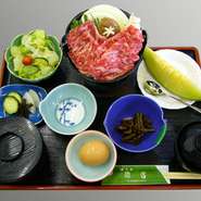 気を使わず自分の好きな用に食べれる事のできる小さいコンロでの一人用のすき焼き鍋が人気です。