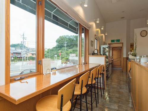 ケーキをお求めのお客様にはイートイン・コーナーも