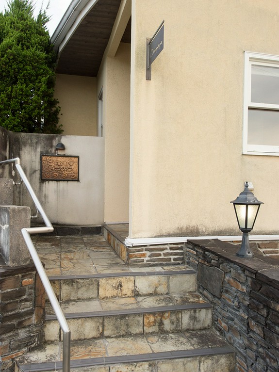 駅からタクシーで5～10分