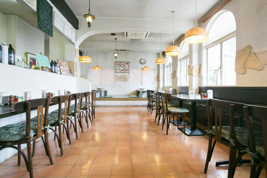 南イタリア調の店内空間を贅沢にとっていてゆったり過ごせる