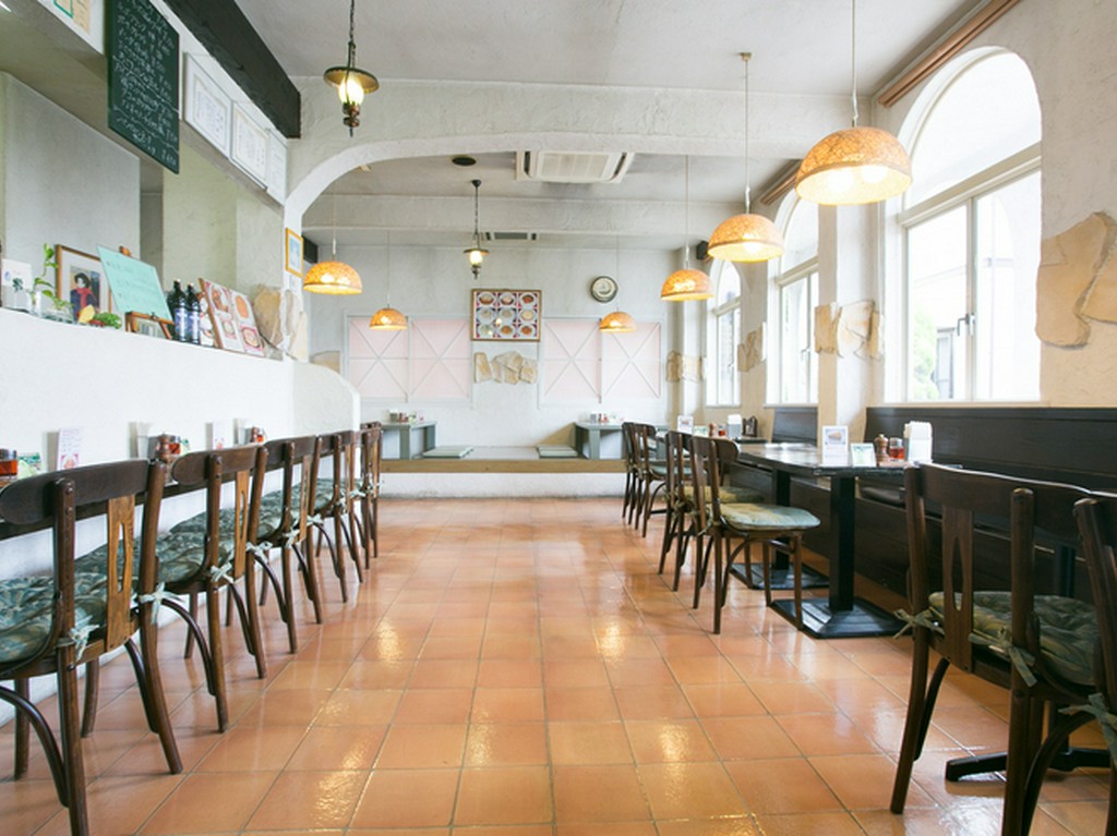 南イタリア調の店内空間を贅沢にとっていてゆったり過ごせる