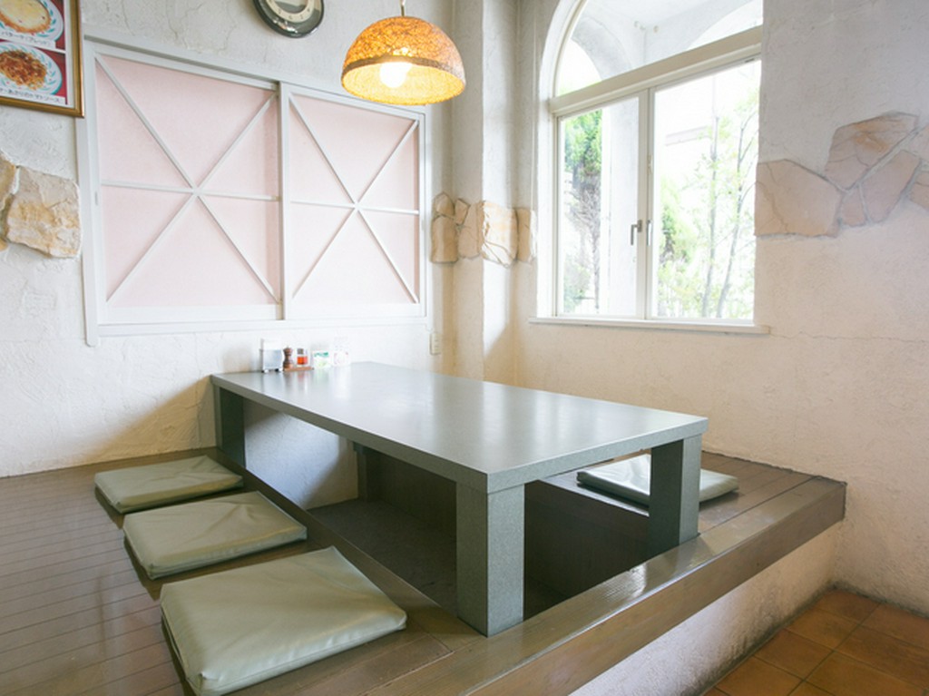 靴を脱いで座る掘りごたつタイプの席はゆったりくつろげると好評