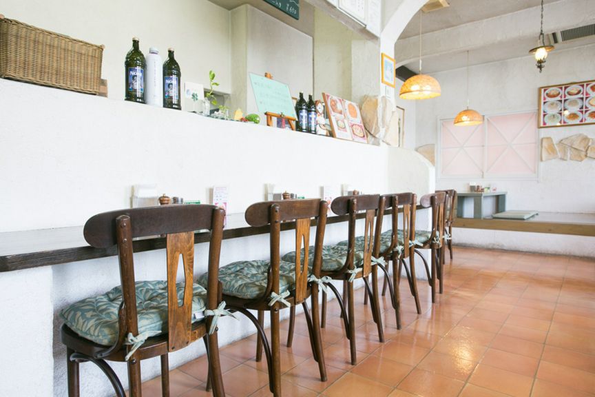 1人の方も気兼ねなくくつろげるゆったり空間のカウンター席