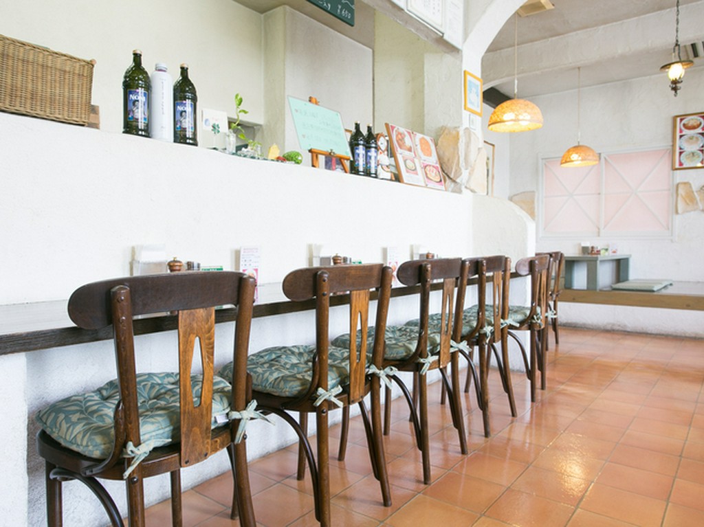 1人の方も気兼ねなくくつろげるゆったり空間のカウンター席