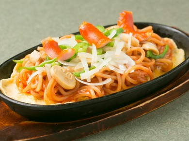 熱々、不動の人気メニュー『懐かしの鉄板ナポリタン』