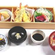 お造り、天ぷら、炊合せ、白飯、お味噌汁、香の物
一番基本の鶴べが味わえるお値打ちなセットです。