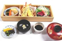 お造り、天ぷら、炊合せ、白飯、お味噌汁、香の物
一番基本の鶴べが味わえるお値打ちなセットです。
