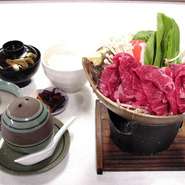 一人鍋の牛すき焼き、茶碗蒸し、白飯、お味噌汁、香の物