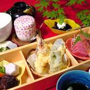 お刺身２種、海老と御野菜の天ぷら、御野菜の炊合せ、茶碗蒸し、白飯、お味噌汁、香の物、デザート