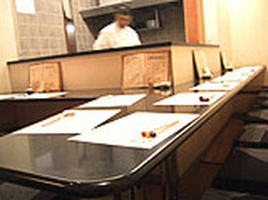 堀のカウンターでゆっくりお食事