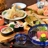 老舗寿司店の3代目大将が握る寿司をはじめ、天婦羅や刺身など盛りだくさんの日本料理が揃った飲み放題付きコース料理は5000円。季節に応じた旬の魚介類が使われており、日本の四季を目と舌でお楽しみいただけます。