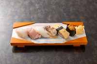この道30年の大将が厳選したおすすめにぎりです。 ※内容は日によって変わります

