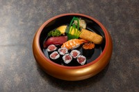 お子様のお好きなネタを集めました。イクラ入りでとってもお得！ 子どもの心を持った大人もご注文ＯＫです。