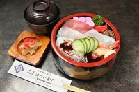 自家製おぼろ、煮しいたけ、かんぴょうに７種の海鮮ネタがのった豪華なちらし寿司です