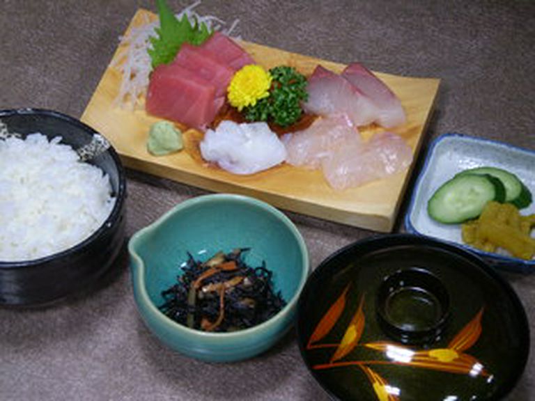 お値打ちな刺身定食　１０５０円！