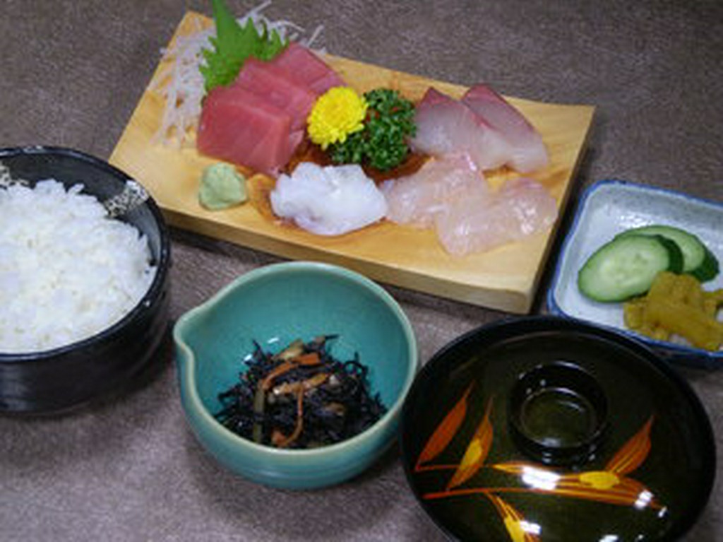 お値打ちな刺身定食　１０５０円！