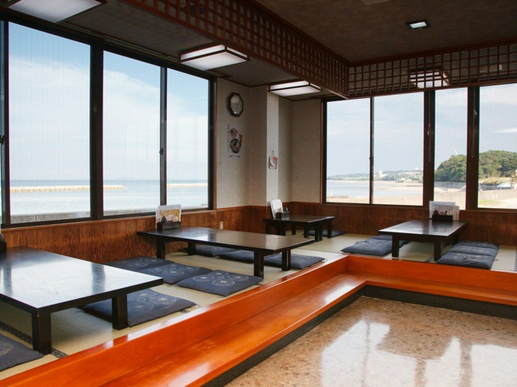 三河湾の大海原を一望しながら、地場産の魚介を愉しむ