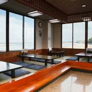 知多半島の突端部。三河湾を目の前に、遠く渥美半島を見渡す、絶好のロケーションです。大海原を一望しながら味わう地場産の魚介は絶品です。