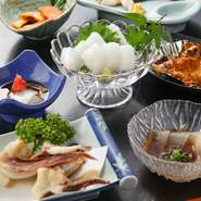 店内の2階にある大広間で、最大40名の宴会が楽しめます。『杉会席』2625～10500円をはじめ、ハモやシャコ、タコなどを食べつくすコース料理も充実。プラス1575円で、90分の飲み放題もＯＫです。