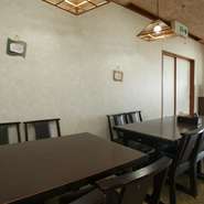 店内には小上がりの座敷のほか、テーブル席も充実しているので、老若男女、便利に活用できそう。ひとつの食材を無駄なく使いつくした豊富なメニューがあるので、どんな人でも好みの品が見つかるはず。