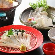 ハモやシャコ、トラフグをはじめ、知多の名産を食べつくすコース料理が人気です。また、地もののタコは生簀で泳いでいたものを、注文を受けてから処理。活きづくりのしゃぶしゃぶは旨みが増して絶品です。