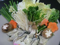 　全10品のカキのフルコースです。
牡蠣酢、焼き、シャブシャブ、佃煮、昆布蒸し、フライ、茶碗蒸し、味噌鍋、雑炊、デザート等全国各地（宮城、岩手、広島、岡山、三重、北海道等）の牡蠣を色々調理いたします。