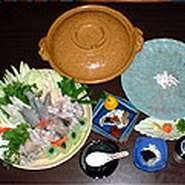 豊浜産のフグを主に使い、フグ皮酢、煮付け、焼き、テッサ、鍋、唐揚げ、雑炊、デザートと中身、量共にご満足いく内容となっています。