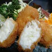 ズワイガニの身をたっぷり詰めた自家製カニクリームコロッケです。