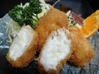 ズワイガニの身をたっぷり詰めた自家製カニクリームコロッケです。