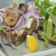 大井、師崎で揚がった身の厚い岩カキをバター焼き、フライ等でどうぞ。夏が旬です。