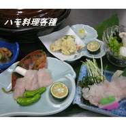 豊浜産のハモがよく揚がっています。今のハモは皮も骨も柔らかくてとても美味しいですよ。お値段のどこよりもお値打ちで、今一番のお薦め料理です。