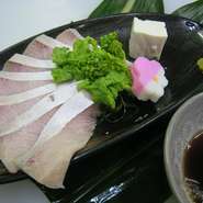 　脂がしっかりのったぶりを、特製しゃぶしゃぶタレでお召し上がり下さい。
天然のブリをつかっています。