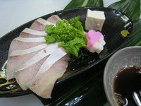 　脂がしっかりのったぶりを、特製しゃぶしゃぶタレでお召し上がり下さい。
天然のブリをつかっています。