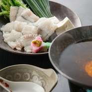 伊勢湾のハモは皮や骨が柔らかく、脂がのっていて淡白な味わい。6～10月の旬の味をしゃぶしゃぶで。