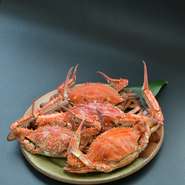 水槽から生きたかにを注文のたびに揚げてそのまま茹でます。アツアツをどうぞ。